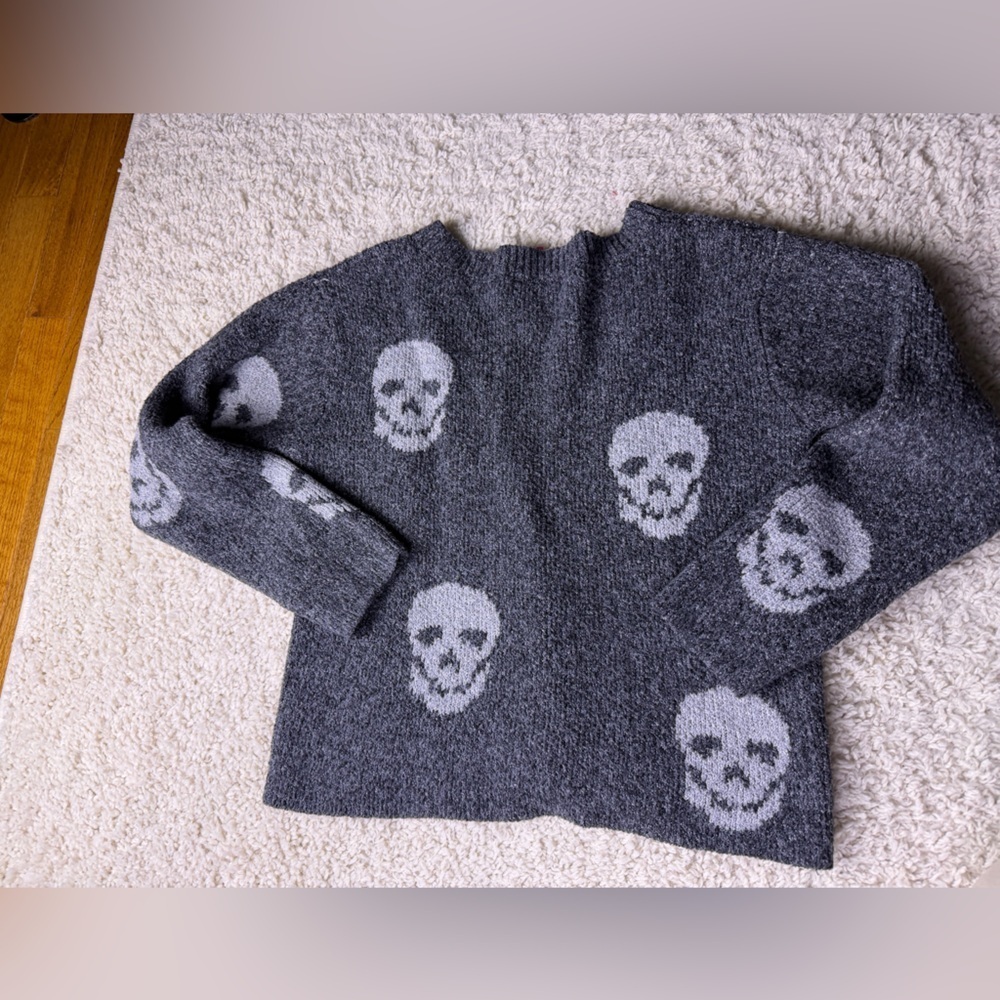 Juniors Small Gray No Boundaries Skull Pattern Sweater - Picture 2 of 5